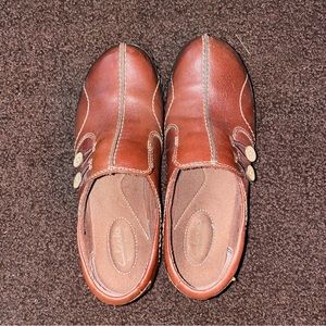 ( NEW) Clarks comfy slip on shoes